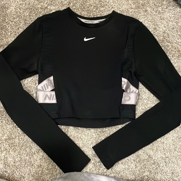Nike Tops - NIKE CROP TOP